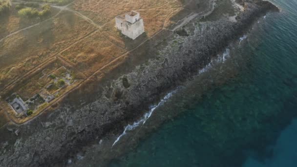 Luchtopname Van Kustlijn Met Een Klein Kasteel Het Strand Puglia — Stockvideo