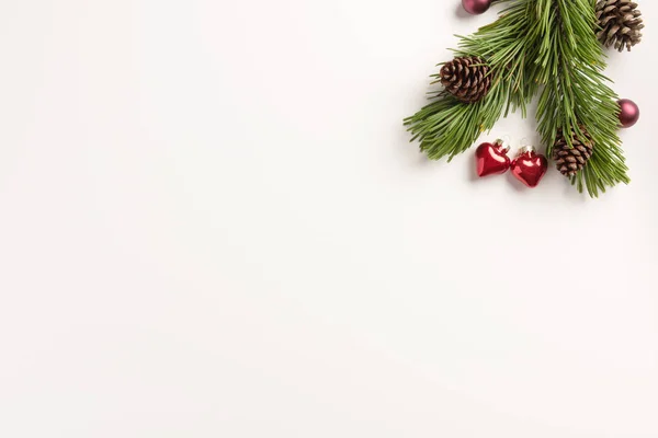 Vánoční Kompozice Smrkové Větve Malými Srdíčky Bílém Pozadí Vánoce Zimní — Stock fotografie