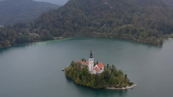 Luftaufnahme Des Sees Mit Der Berühmten Blutenden Insel Und Der — Stockvideo