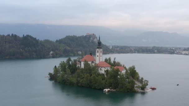 Imágenes Aéreas Lago Bled Isla Iglesia Asunción María Con Castillo — Vídeos de Stock