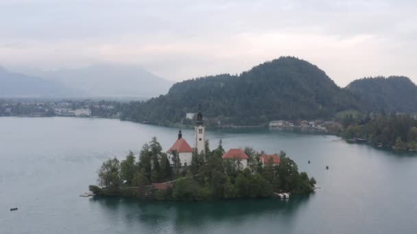 Imágenes Aéreas Lago Bled Isla Iglesia Asunción María Con Castillo — Vídeos de Stock