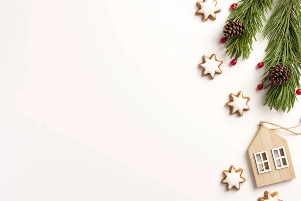 Komposisi Natal Cabang Spruce Dengan Kue Jahe Dengan Latar Belakang — Stok Foto