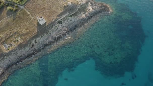 空中拍摄的海岸线与一个小城堡在海滩上 Puglia 意大利 — 图库视频影像