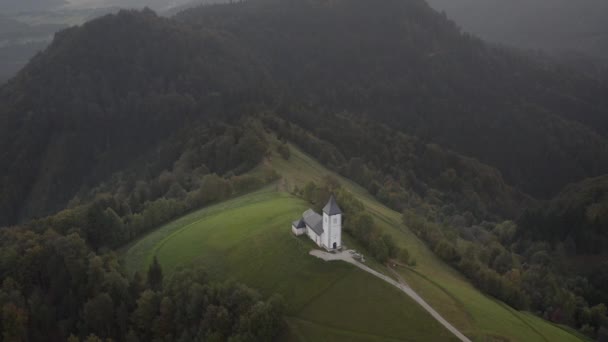Slovenya Bir Tepenin Üstündeki Güzel Bir Kilisenin Sonbahar Hava Manzarası — Stok video