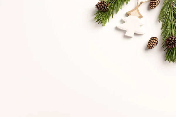 Minimální Vánoční Koncept Smrkové Větve Kužely Bílém Pozadí Byt Ležel — Stock fotografie
