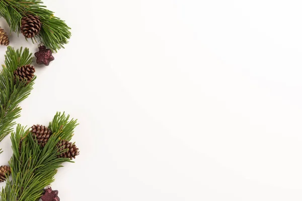 Composição Natal Ramos Abeto Com Cones Decorações Natal Sobre Fundo — Fotografia de Stock