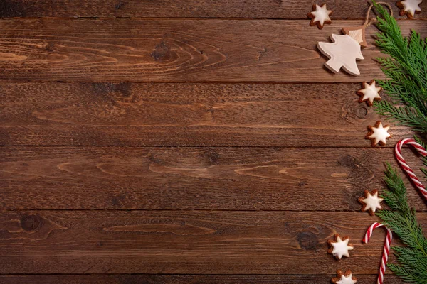 Selvi Dalları Şeker Kamışı Kurabiyeler Koyu Ahşap Arka Planda Noel — Stok fotoğraf