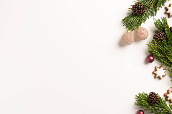 Рождественская композиция Елочные ветви с шишками и рождественским печеньем, на белом фоне. Рождество, зимняя концепция. Плоская кладка, вид сверху, копировальное пространство
.