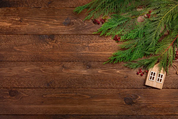 Kerst Nieuwjaar Platte Lay Decoratie Achtergrond Cipressen Takken Houten Huis — Stockfoto