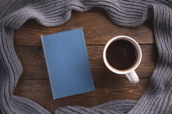 Herfst Thema Achtergrond Met Boek Kopje Koffie Donkere Houten Tafel — Stockfoto