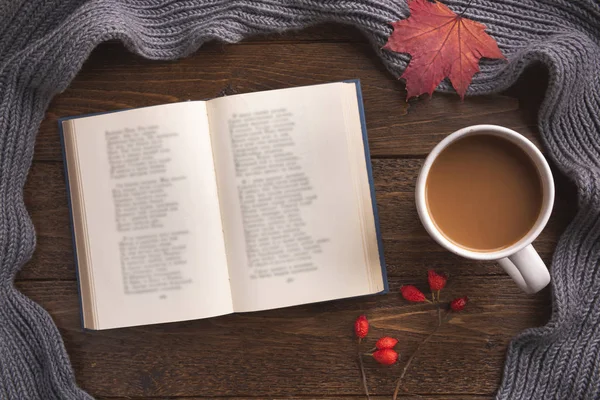 Dekorasyon unsurları, kitap ve akçaağaç yaprakları ile sonbahar temalı koyu ahşap masa. Yaratıcı Düz Düzlem ve Üst Görünüm bileşimi 