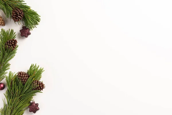 圣诞作文 白雪公主的枝条 有圆锥和圣诞装饰 背景是白色的 圣诞节 新年的概念 平面布局 顶视图 复制空间 — 图库照片