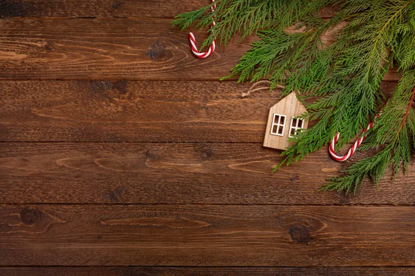 Kerst Nieuwjaar Platte Lay Decoratie Achtergrond Cipressen Takken Houten Huis — Stockfoto