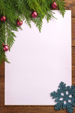 Noel kartında köknar ağacı, şenlikli süsleme baloları, ahşap arka planda yıldızlar. Pankart, bilet, broşür, kart, davetiye, poster için Noel şablonu