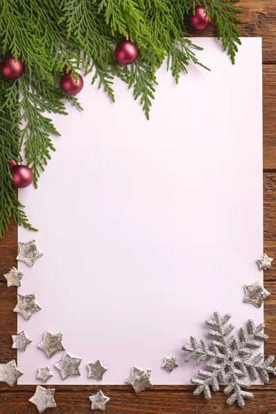 Noel kartında köknar ağacı, şenlikli süsleme baloları, ahşap arka planda yıldızlar. Pankart, bilet, broşür, kart, davetiye, poster için Noel şablonu
