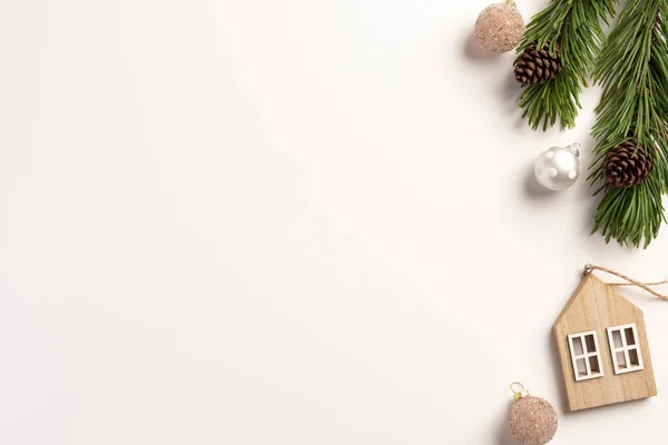 Composizione Natalizia Rami Abete Rosso Con Casetta Legno Fondo Bianco — Foto Stock