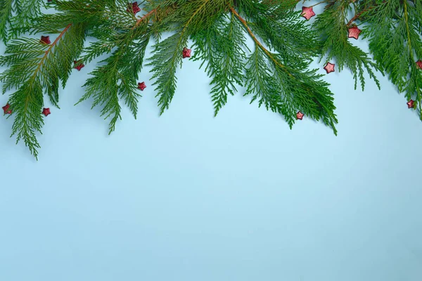 Fundo Festivo Natal Com Galhos Abeto Decorações Natal Vermelho Flat — Fotografia de Stock