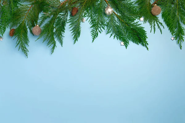 Fundo Natal Festivo Com Galhos Abeto Decorações Prata Flat Lay — Fotografia de Stock