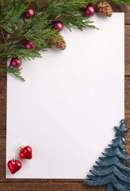 Noel kartında köknar ağacı, şenlikli süsleme baloları, ahşap arka planda yıldızlar. Pankart, bilet, broşür, kart, davetiye, poster için Noel şablonu