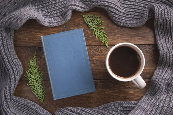 Winter Gezellige Compositie Warme Sjaal Boek Kopje Koffie Houten Ondergrond — Stockfoto