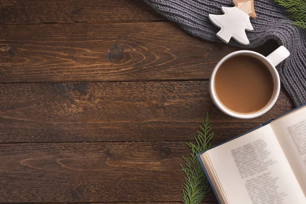 Noel teması dekorasyon unsurları, kitap ve Noel ağacı ile birlikte koyu ahşap masa. Yaratıcı Düz Düzlem ve Üst Görünüm bileşimi 