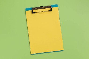 Sarı sayfalı, yeşil arkaplanlı. Düz konum, üst görünüm, kopyalama alanı.