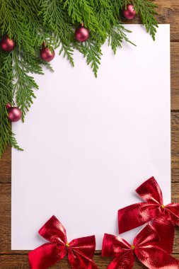 Noel kartında köknar ağacı, şenlikli süsleme baloları, ahşap arka planda yıldızlar. Pankart, bilet, broşür, kart, davetiye, poster için Noel şablonu