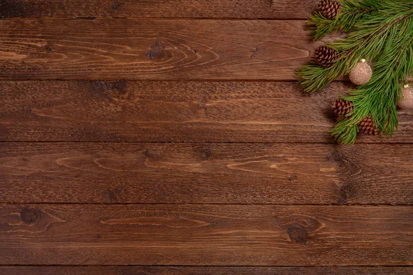 Minimale Kerstcompositie Spar Takken Met Kegels Donkere Houten Achtergrond Kerstmis — Stockfoto