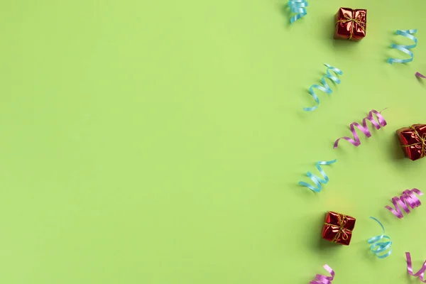 Serpentinen Und Kleine Geschenke Auf Grünem Hintergrund Feierkonzept Flat Lay — Stockfoto