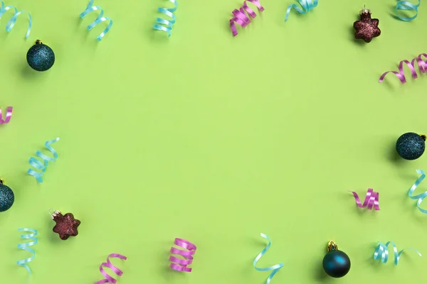 Kerstmis Nieuwjaar Winter Concept Kleurrijke Serpentijn Ballen Groene Achtergrond Vlakke — Stockfoto