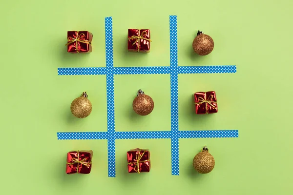 New Year Tic Tac Toe Spiel Isoliert Auf Grünem Hintergrund — Stockfoto