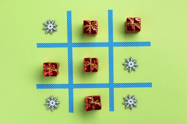 Tic Tac Toe Spiel Mit Weihnachtsspielzeug Isoliert Auf Grünem Hintergrund — Stockfoto