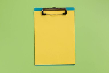 Sarı sayfalı, yeşil arkaplanlı. Düz konum, üst görünüm, kopyalama alanı.