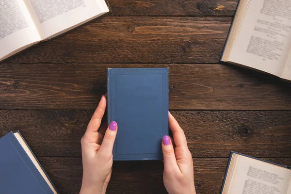 Vrouwelijke Handen Met Oud Boek Boeken Houten Ondergronden Vlakke Lay — Stockfoto