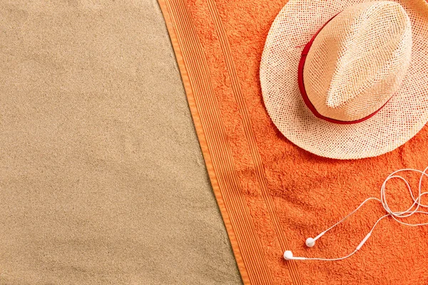 Hermoso Fondo Playa Vacaciones Verano Con Sombrero Paja Auriculares Sobre — Foto de Stock