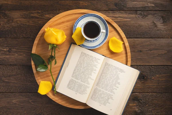 Romantikus Reggeli Tálca Könyvvel Rózsával Csésze Kávéval Háttérrel Lapos Fekvés — Stock Fotó