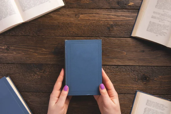 Vrouwelijke Handen Die Een Boek Vasthouden Boeken Houten Ondergronden Vlakke — Stockfoto