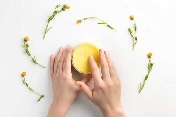 Femme Utilisant Crème Pour Les Mains Mains Féminines Crème Cosmétique — Photo