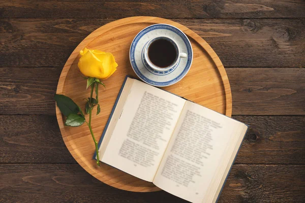 Romantikus Reggeli Tálca Könyvvel Rózsával Csésze Kávéval Háttérrel Lapos Fekvés — Stock Fotó