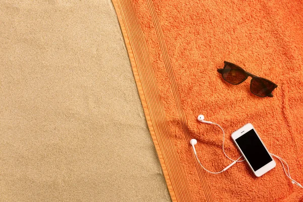 Strandlaken Koptelefoon Zandachtergrond Minimale Strand Concept Top Weergave Met Kopieerruimte Rechtenvrije Stockfoto's