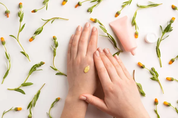 Cuidado Concepto Cosmético Mujer Aplicando Crema Orgánica Las Manos Flores —  Fotos de Stock