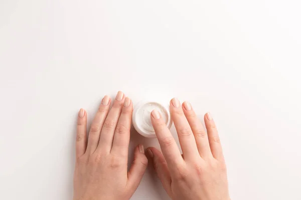 Женщины Руки Контейнером Крема Изолированы Белом Фоне Плоская Лежала Вид — стоковое фото