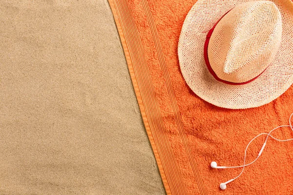 Hermoso Fondo Playa Vacaciones Verano Con Sombrero Paja Auriculares Sobre — Foto de Stock