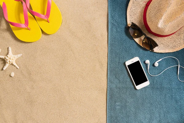 夏休みの構成 砂の背景にフリップフロップ 帽子やスマートフォン 旅行休暇のコンセプト 夏の背景 タオル製のボーダー構成 — ストック写真