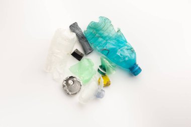 Beyaz arkaplanda izole edilmiş plastik çöp yığını