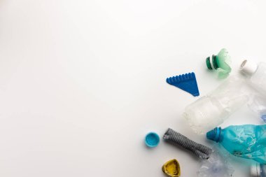 Beyaz arkaplanda izole edilmiş plastik çöp yığını