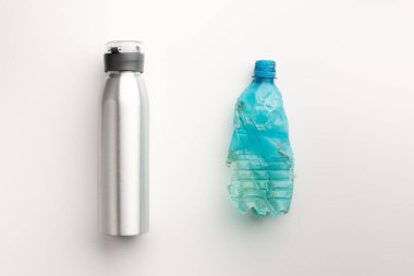 Plastik şişe alüminyumla karşılaştırıldığında beyaz arka planda izole edilmiş, küresel ısınma