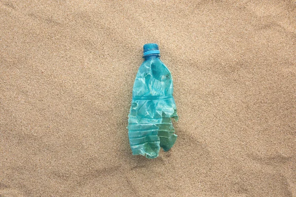 Пластикова Пляшка Лежить Пляжі Забруднює Море Розлиті Сміття Пляжі Порожній — стокове фото