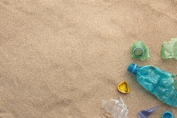 생태계의 바다의 뿌려진 플라스틱 위에서 — 스톡 사진