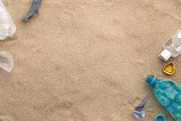 Πολλά Σκουπίδια Ξεβράστηκαν Στην Παραλία Ξαπλωμένα — Φωτογραφία Αρχείου